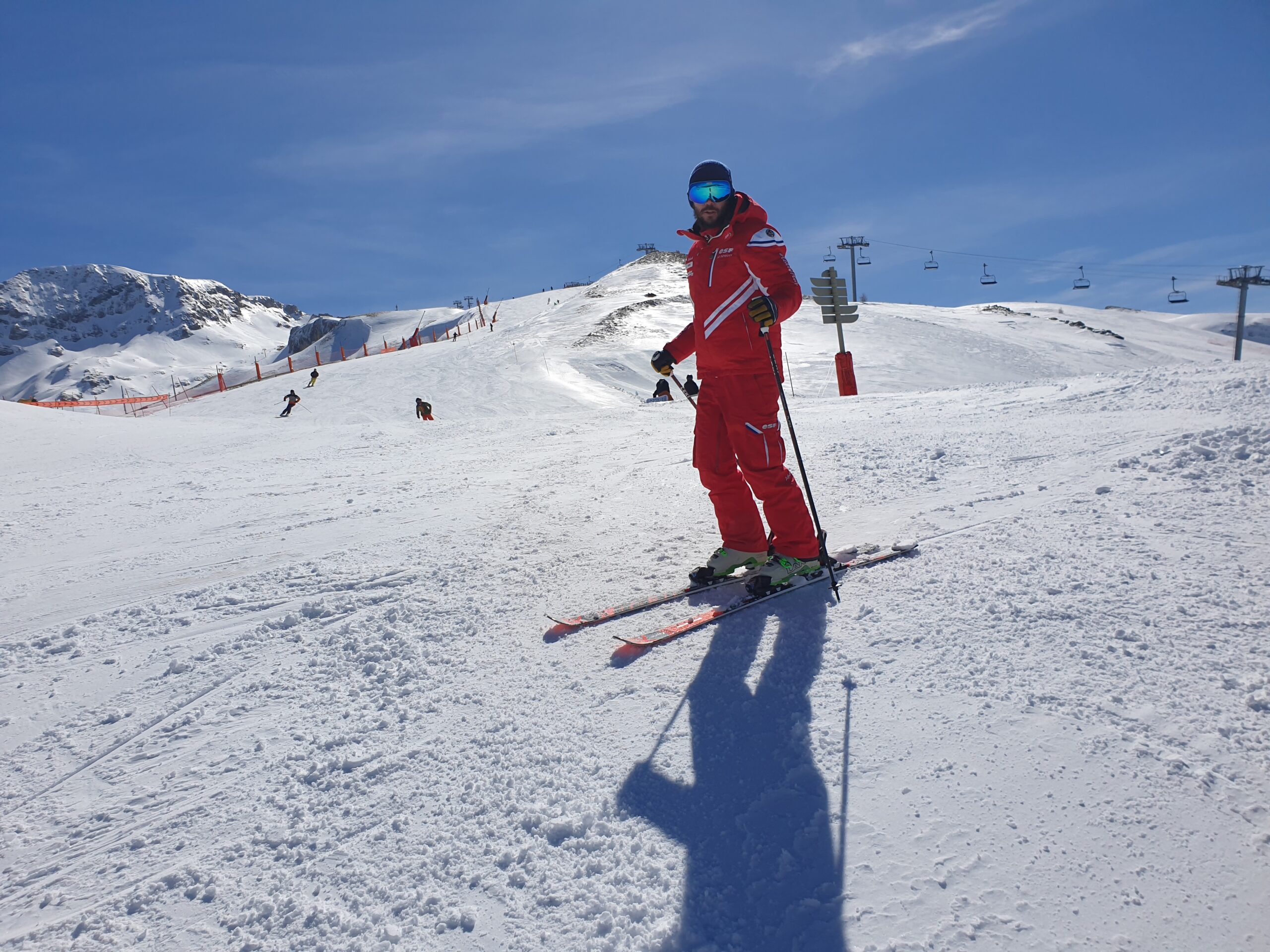 Moniteur de ski sur les pistes