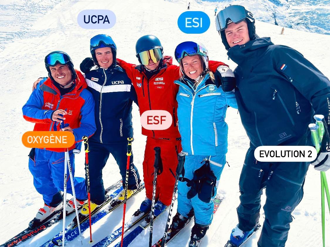 Des moniteurs de ski sur les skis