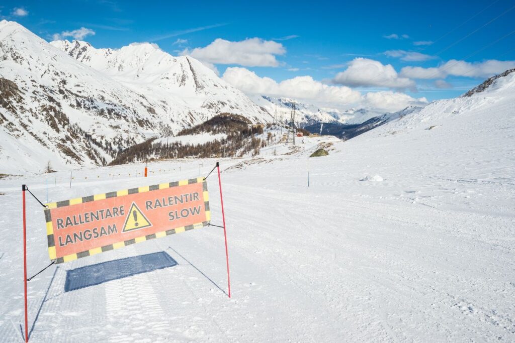 Banderole de danger ralentir en ski